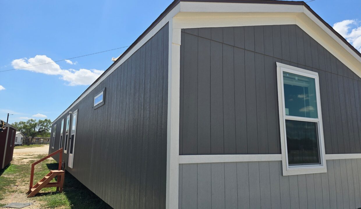 16 x 72 3 Bedroom, 2 Bath Oak Creek Manufactured Home exterior