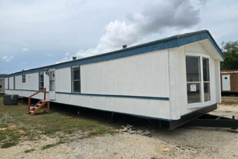 1996 Becky 3 Bedroom, 2 Bathroom 16×76 Mobile Home exterior