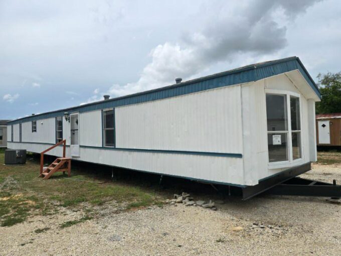 1996 Becky 3 Bedroom, 2 Bathroom 16×76 Mobile Home exterior