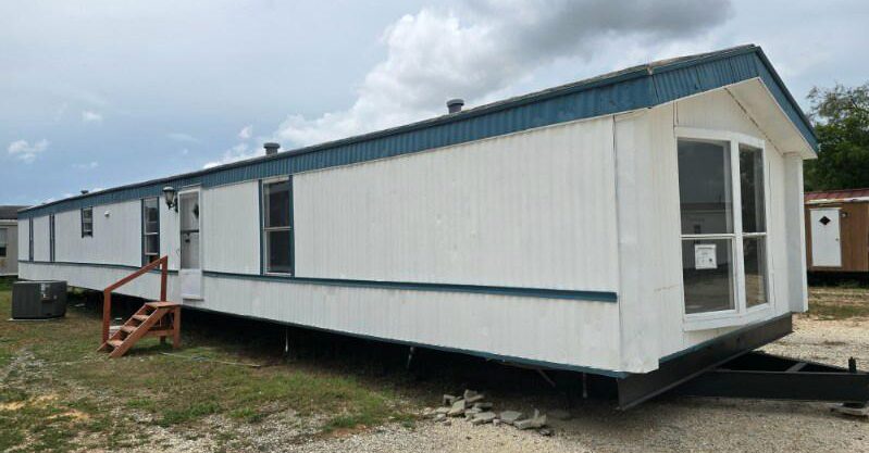 1996 Becky 3 Bedroom, 2 Bathroom 16×76 Mobile Home exterior