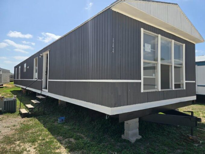 1996 Fleetwood 2 Bedroom, 2 Bathroom 16×66 Manufactured Home exterior