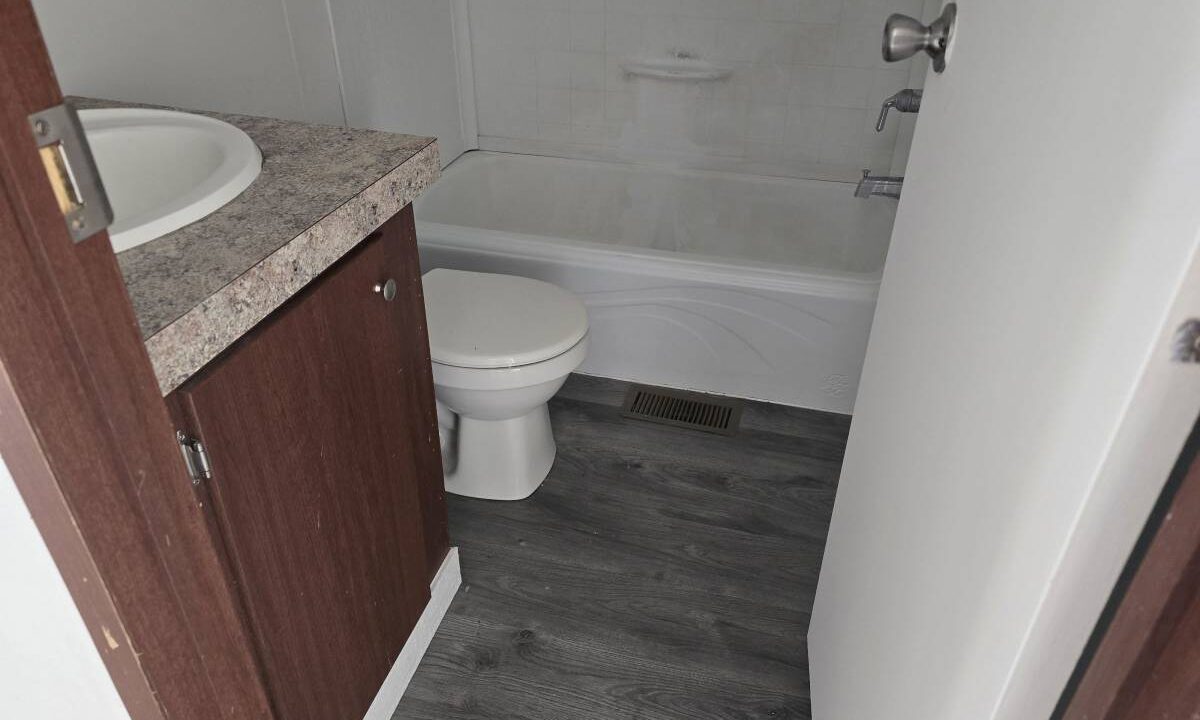 Owner finance mobile homes - $57,900 (Texas) toilet